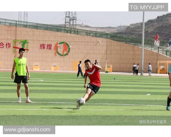 化身顶级足球球星在绿茵场上纵横驰骋追逐荣耀梦想