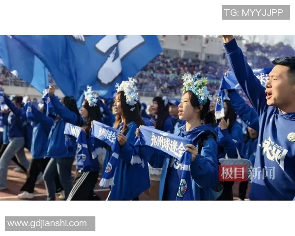 足球巨星街头现身引热议 粉丝围堵争相合影合照互动成亮点